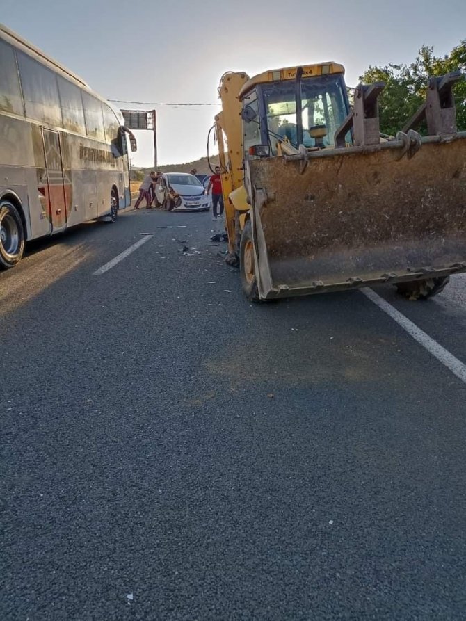 Elazığ’da ters yöne giren iş makinesi otomobile çarptı: 3 yaralı