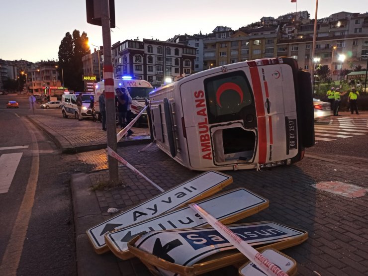 Hasta taşıyan ambulans ile otomobil çarpıştı; 3 sağlık çalışanı hafif yaralandı