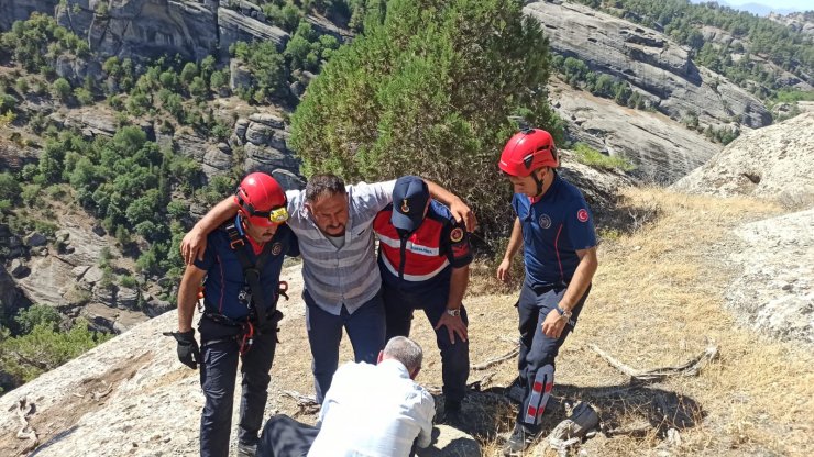 Hayvanlarını otlatırken kayalıklardan düştü