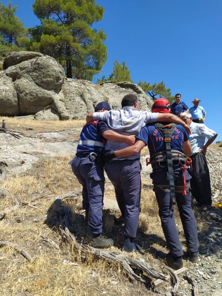 Hayvanlarını otlatırken kayalıklardan düştü