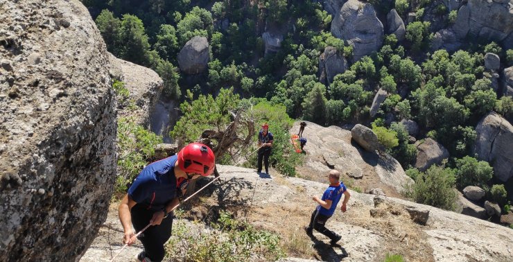 Hayvanlarını otlatırken kayalıklardan düştü