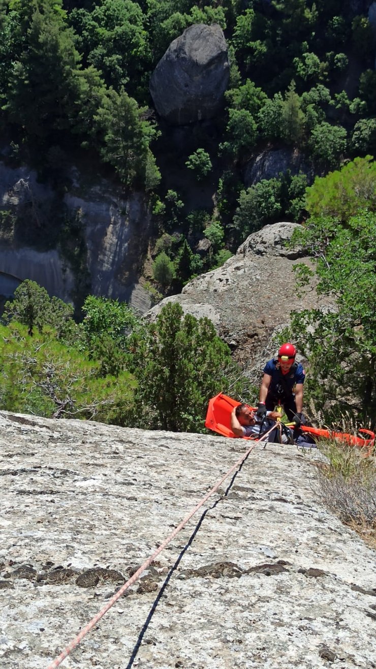 Hayvanlarını otlatırken kayalıklardan düştü