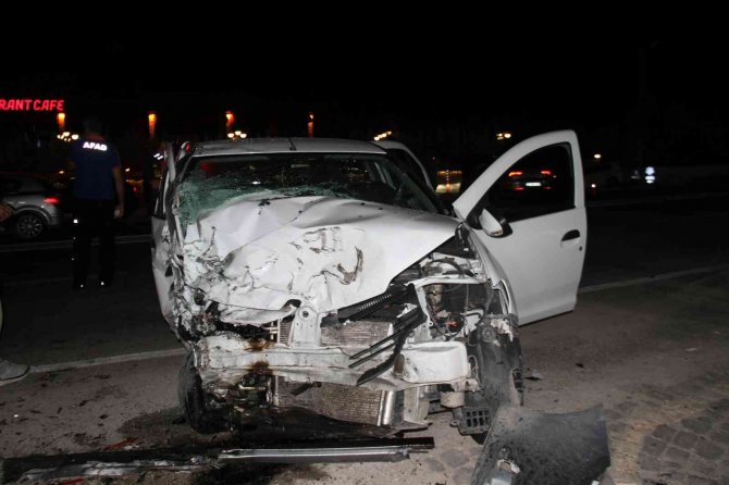 İbre 130’da takılı kaldı: Feci kazada 2 kişi yaralandı