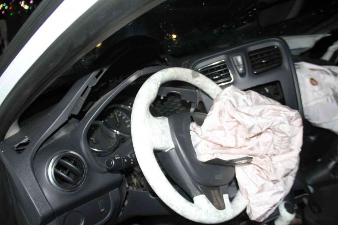 İbre 130’da takılı kaldı: Feci kazada 2 kişi yaralandı