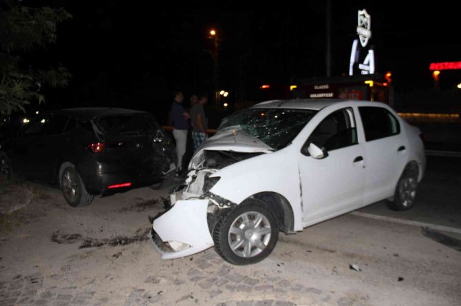 İbre 130’da takılı kaldı: Feci kazada 2 kişi yaralandı