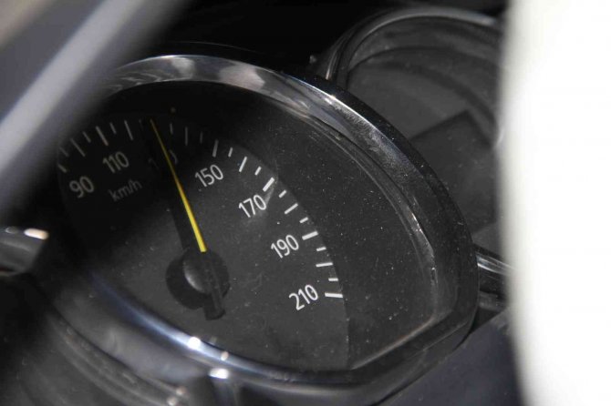 İbre 130’da takılı kaldı: Feci kazada 2 kişi yaralandı