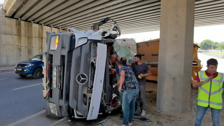 Kamyon, alt geçit tavanına çarptı; şoför kabinde sıkıştı