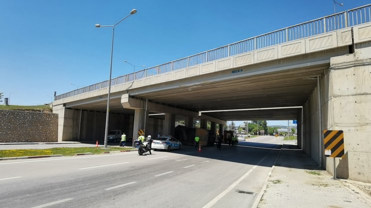 Kamyon, alt geçit tavanına çarptı; şoför kabinde sıkıştı