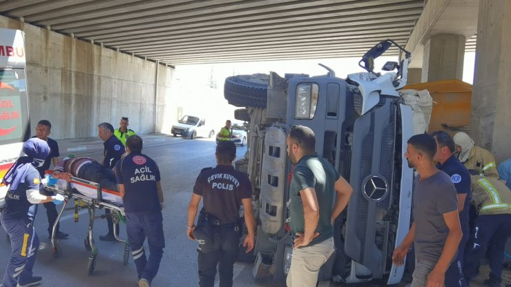 Kamyon, alt geçit tavanına çarptı; şoför kabinde sıkıştı