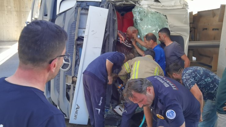 Kamyon, alt geçit tavanına çarptı; şoför kabinde sıkıştı