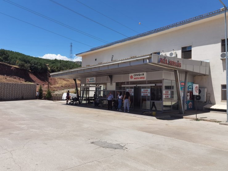 Kapısı açılan kamyonetten düşüp yaralandı