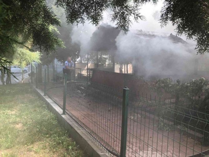 Karaman İl Sağlık Müdürlüğü bahçesinde korkutan yangın