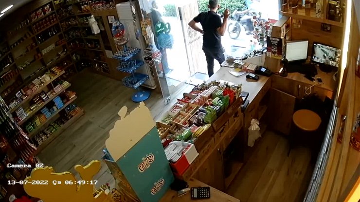 Market kasasından hırsızlık kamerada