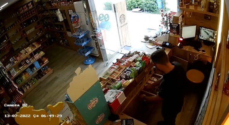 Market kasasından hırsızlık kamerada