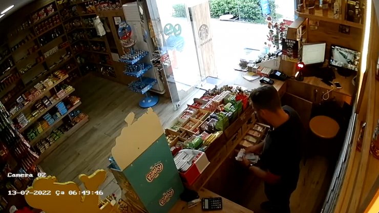 Market kasasından hırsızlık kamerada