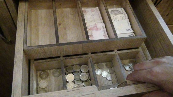 Marketin boş kaldığı dakikaları boş geçmedi kendi iş yeri gibi kasayı boşaltıp gitti