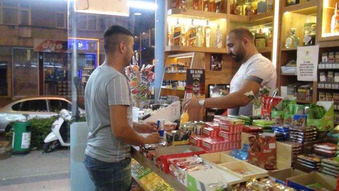 Marketin boş kaldığı dakikaları boş geçmedi kendi iş yeri gibi kasayı boşaltıp gitti
