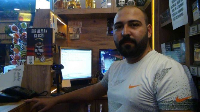 Marketin boş kaldığı dakikaları boş geçmedi kendi iş yeri gibi kasayı boşaltıp gitti