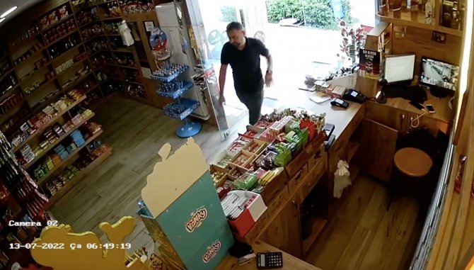 Marketin boş kaldığı dakikaları boş geçmedi kendi iş yeri gibi kasayı boşaltıp gitti