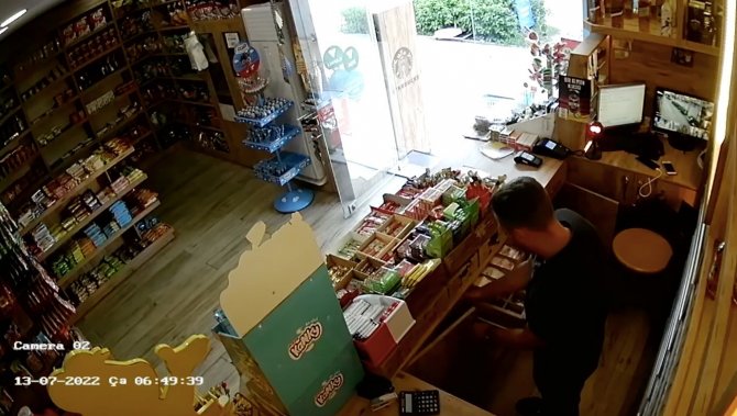 Marketin boş kaldığı dakikaları boş geçmedi kendi iş yeri gibi kasayı boşaltıp gitti
