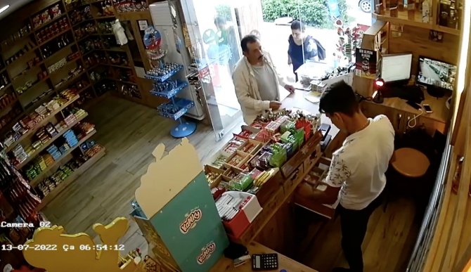 Marketin boş kaldığı dakikaları boş geçmedi kendi iş yeri gibi kasayı boşaltıp gitti