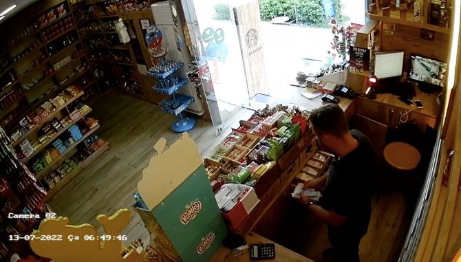 Marketin boş kaldığı dakikaları boş geçmedi kendi iş yeri gibi kasayı boşaltıp gitti