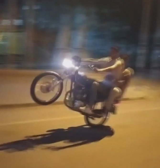 Motosiklet sürücüsünün tehlikeli gösterisi yarım kaldı