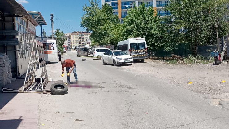 Oto lastik tamircisi, iş yerinde uğradığı silahlı saldırıda yaralandı