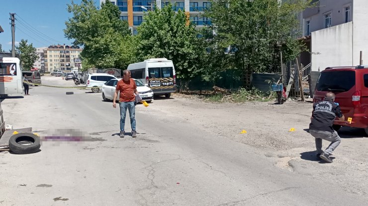 Oto lastik tamircisi, iş yerinde uğradığı silahlı saldırıda yaralandı