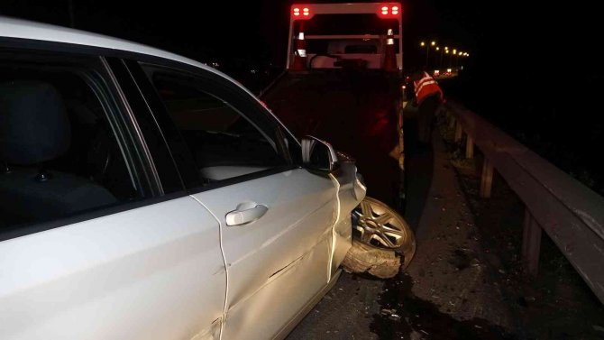 Otomobil bariyerlere çarptı
