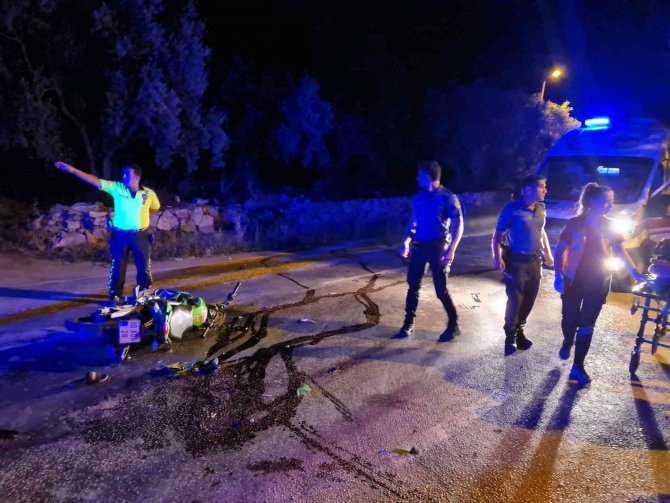 Otomobil ile motosiklet çarpıştı