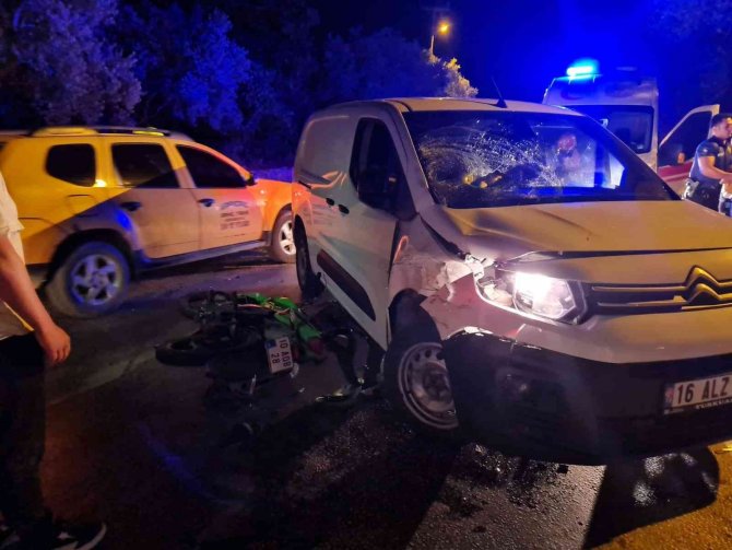 Otomobil ile motosiklet çarpıştı