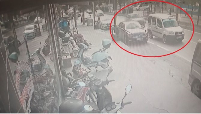 Parçalanan otomobilden sağ çıktı: Kaza anı kamerada