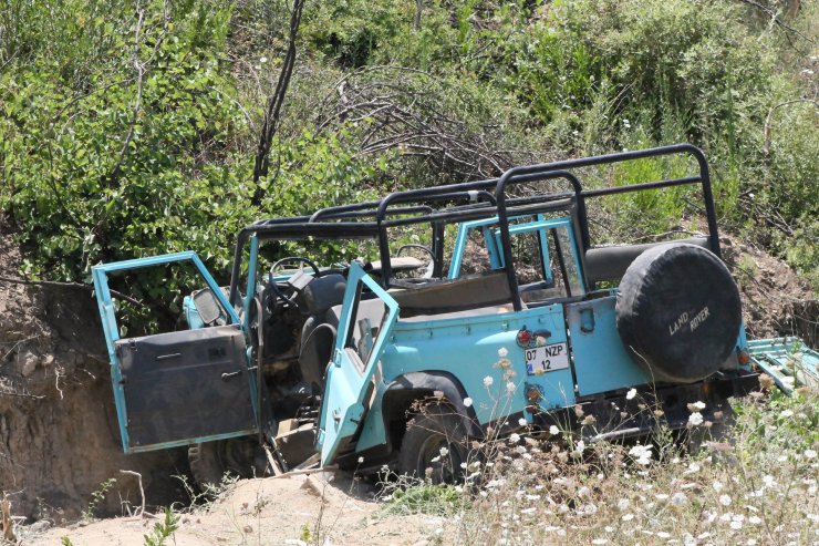 Safari cipi uçuruma yuvarlandı; 2 ölü, 8 yaralı