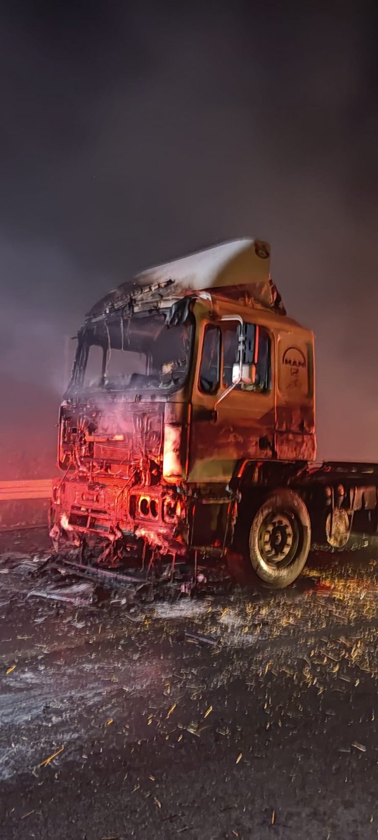 Saman yüklü TIR alev alev yandı 