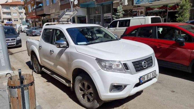 Seyir halindeki araca baltayla saldırdı