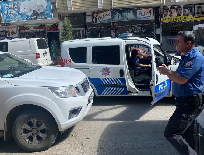 Seyir halindeki araca baltayla saldırdı