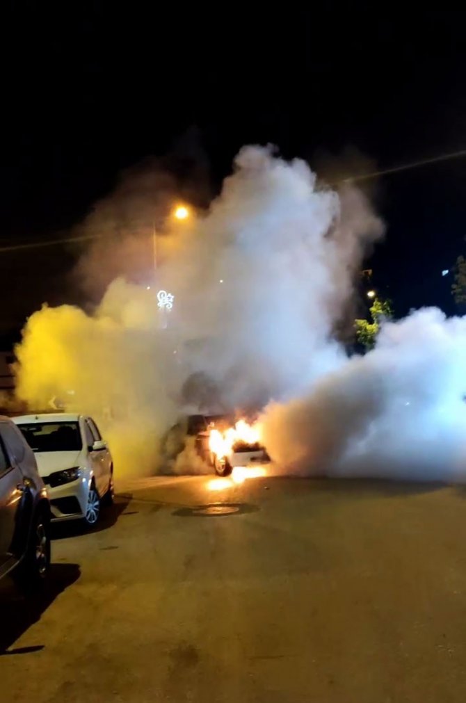 Seyir halindeki otomobil alev alev yandı