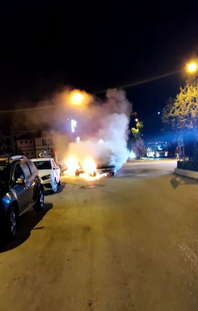 Seyir halindeki otomobil alev alev yandı