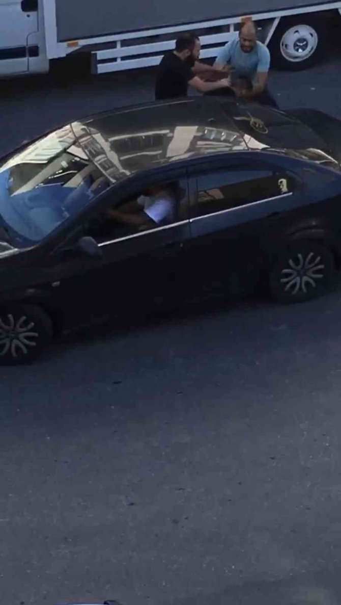 Taksici, ücret tartışması yaşadığı yolcuyu tekme tokat dövdü