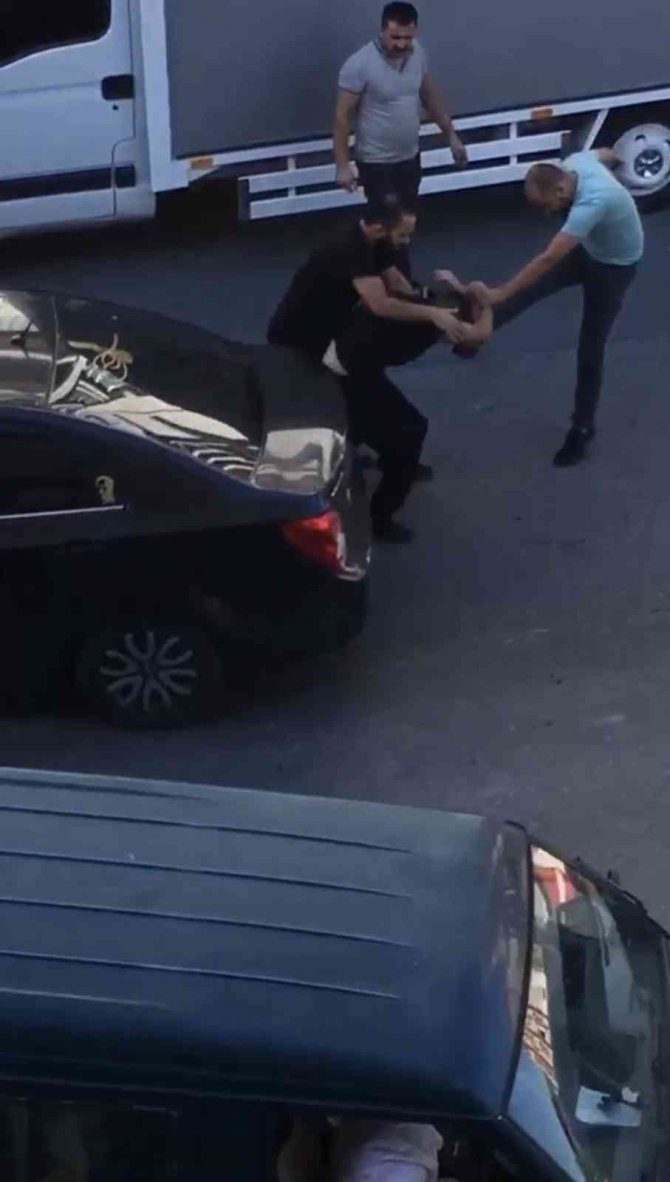 Taksici, ücret tartışması yaşadığı yolcuyu tekme tokat dövdü