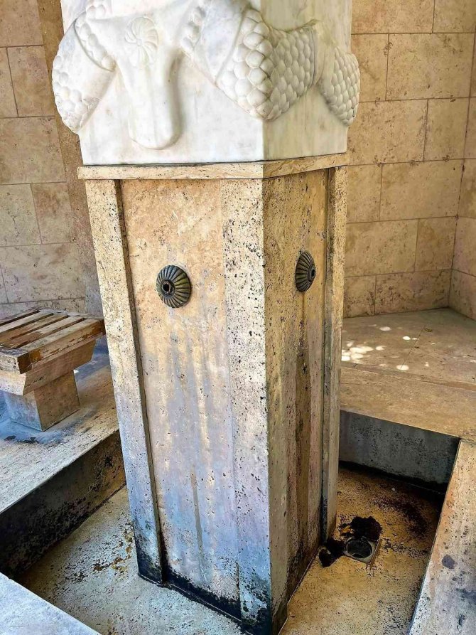 Tarihi caminin musluklarına hırsızlar dadandı