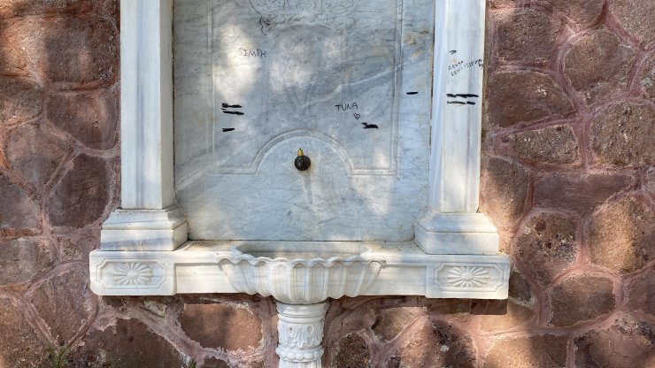 Tarihi saat kulesini altındaki çeşmelere zarar verip, yazı yazdılar