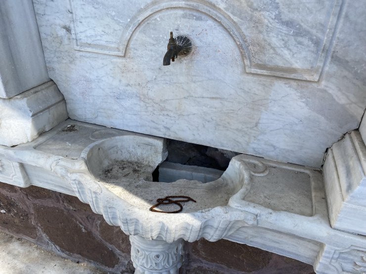 Tarihi saat kulesini altındaki çeşmelere zarar verip, yazı yazdılar