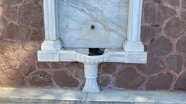 Tarihi saat kulesini altındaki çeşmelere zarar verip, yazı yazdılar