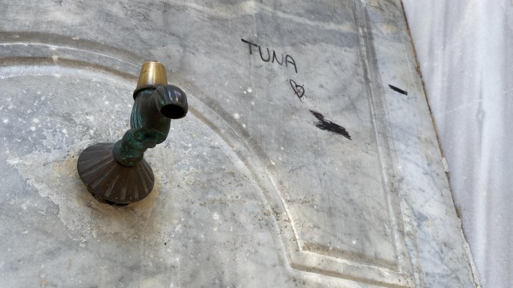 Tarihi saat kulesini altındaki çeşmelere zarar verip, yazı yazdılar