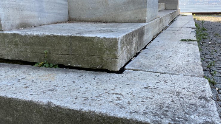 Tarihi saat kulesini altındaki çeşmelere zarar verip, yazı yazdılar