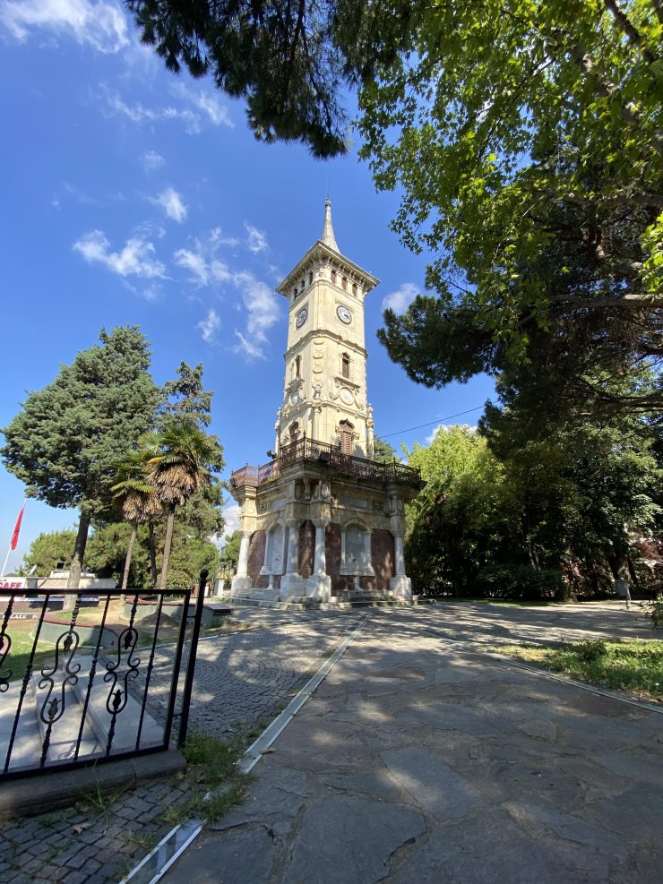 Tarihi saat kulesini altındaki çeşmelere zarar verip, yazı yazdılar