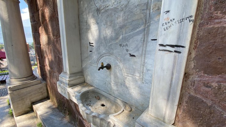 Tarihi saat kulesini altındaki çeşmelere zarar verip, yazı yazdılar