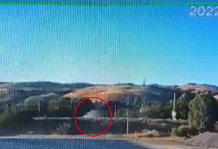 Ters yönden gelen iş makinasına çarpan otomobildeki 3 kişi yaralandı